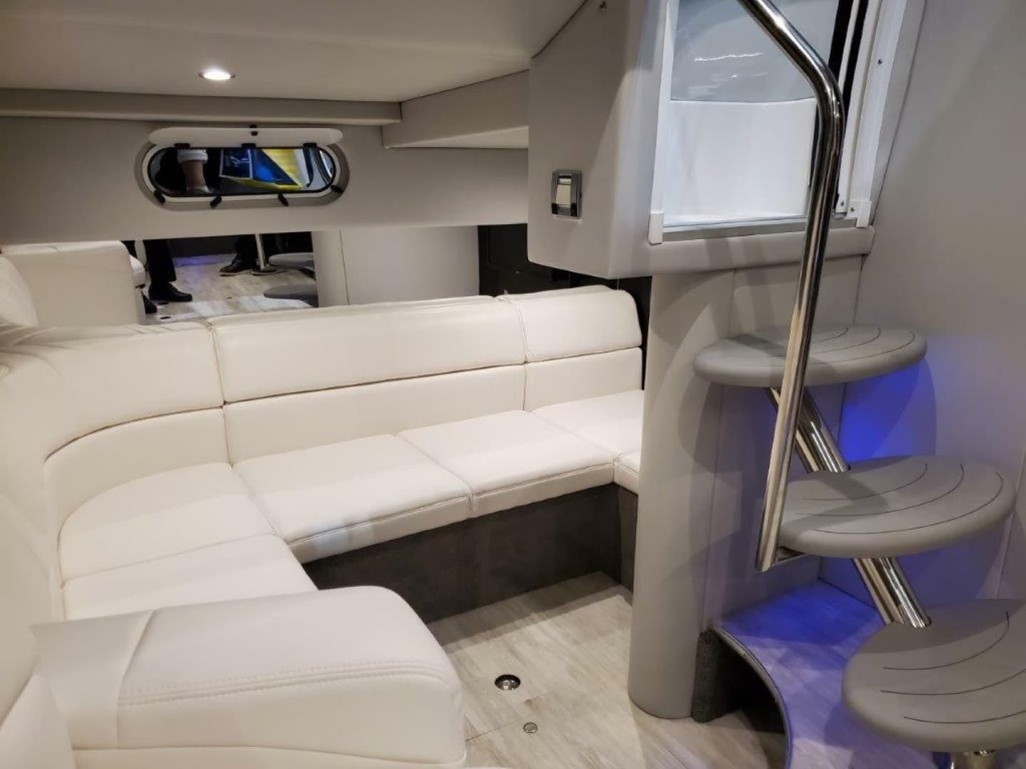 Formula 34 CLAIR DE LUNE - Salon & Cabin Entrance