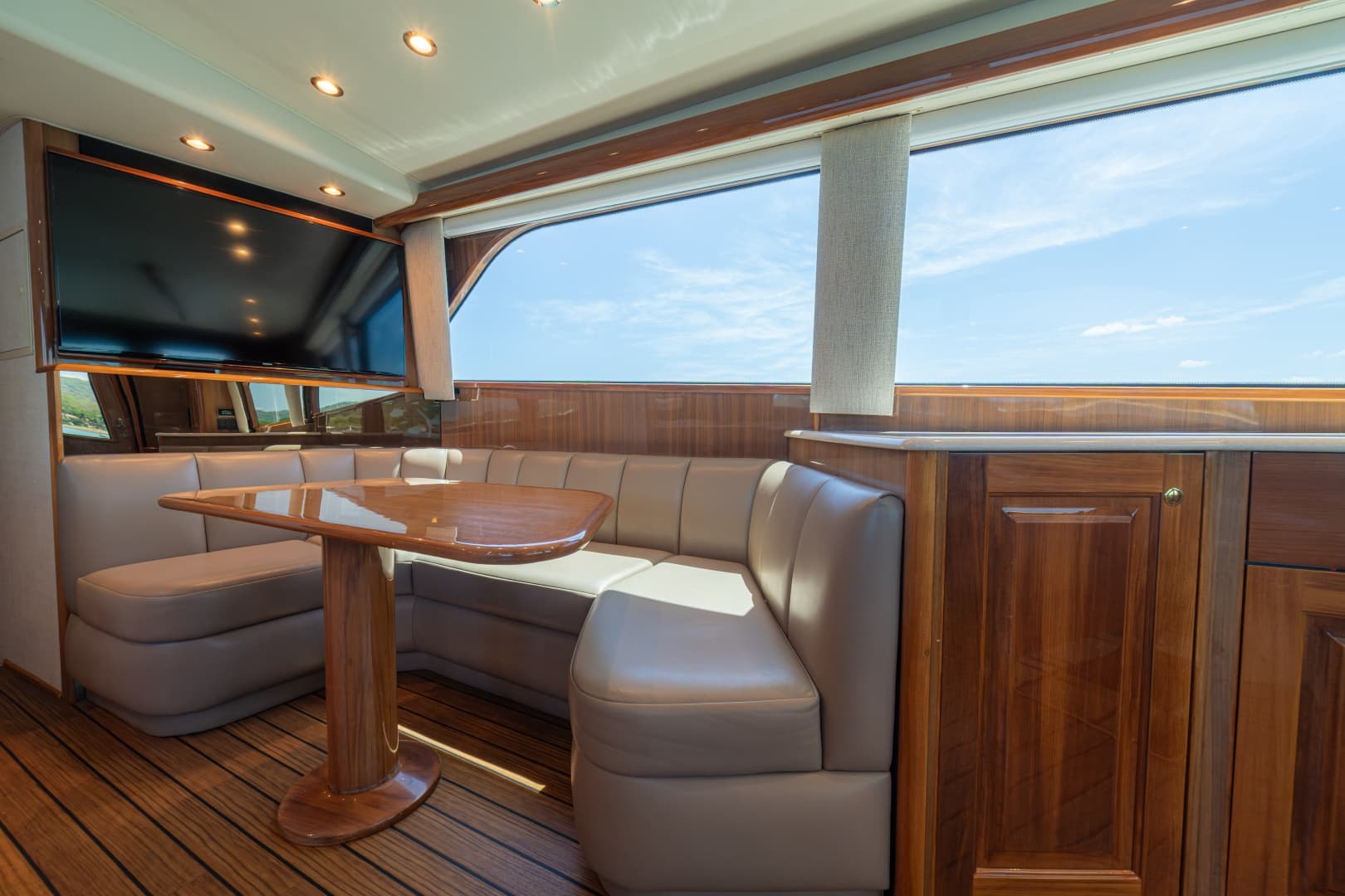 2005 Viking 61 Convertible Salon/Galley