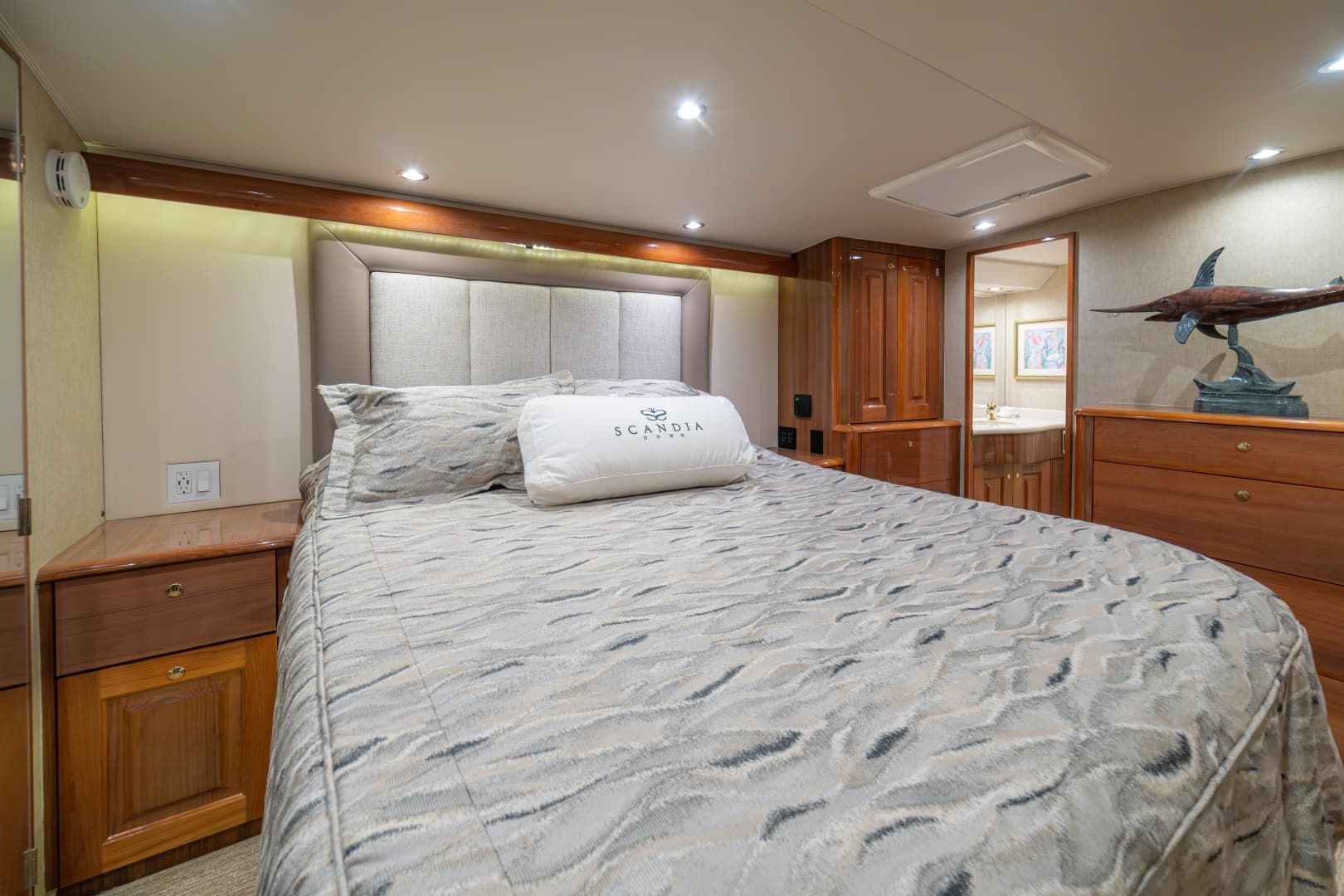 2005 Viking 61 Convertible Master Stateroom