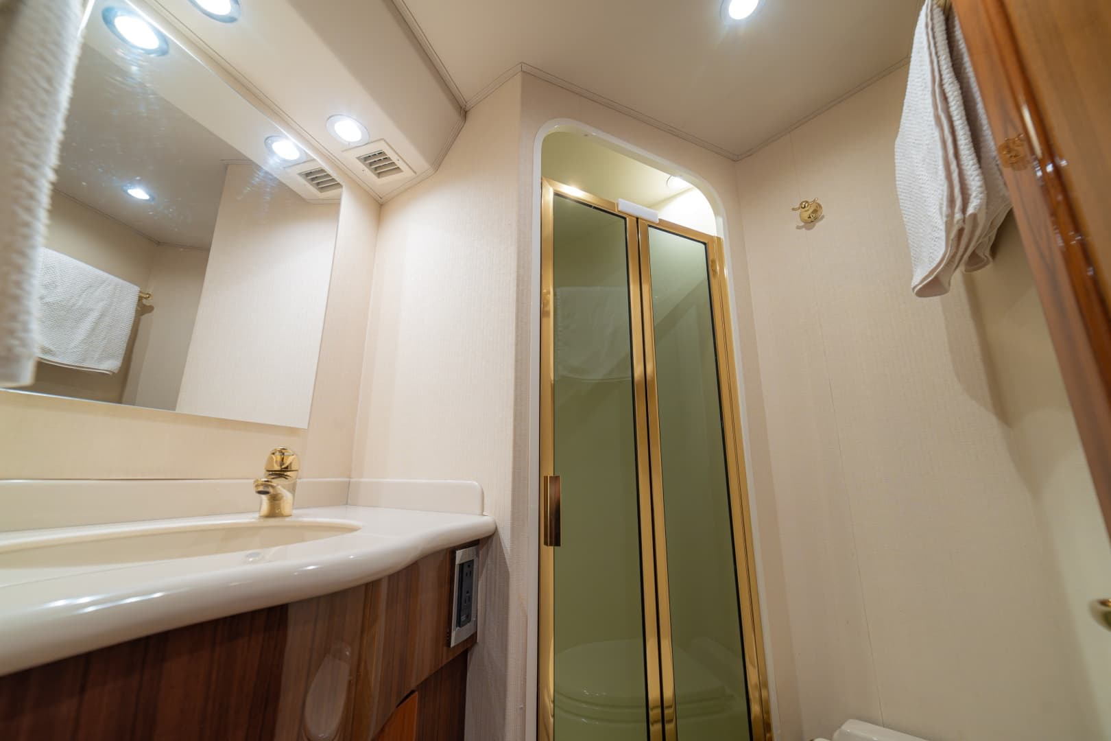 2005 Viking 61 Convertible VIP Stateroom