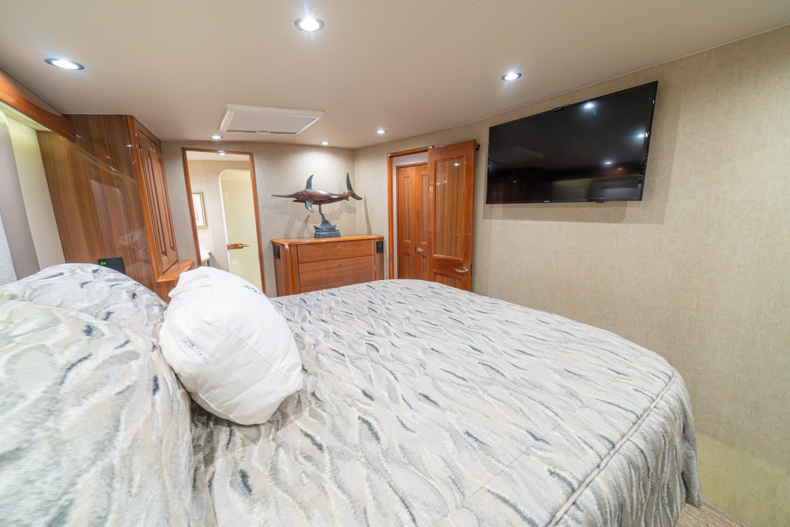 2005 Viking 61 Convertible Master Stateroom