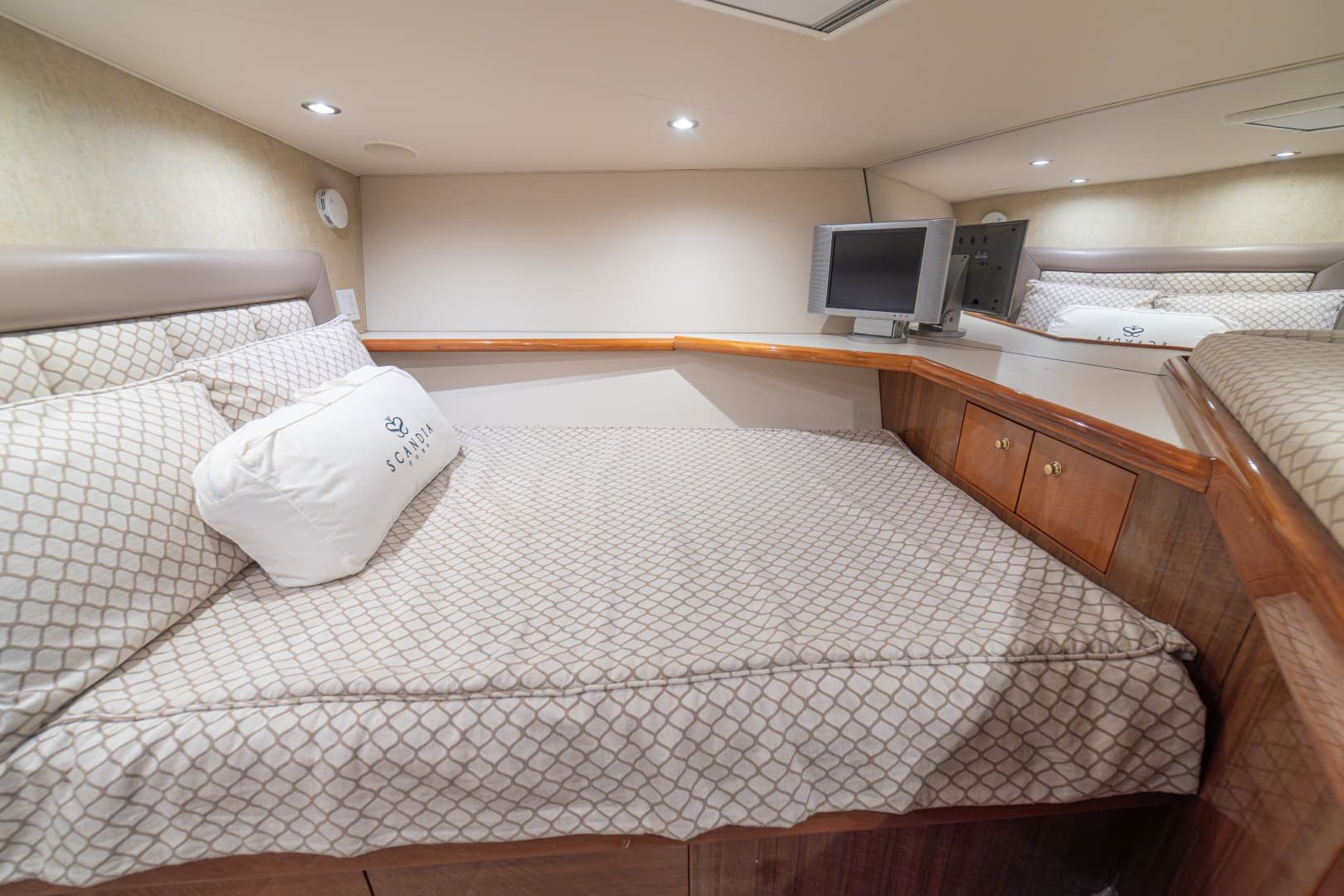 2005 Viking 61 Convertible VIP Stateroom