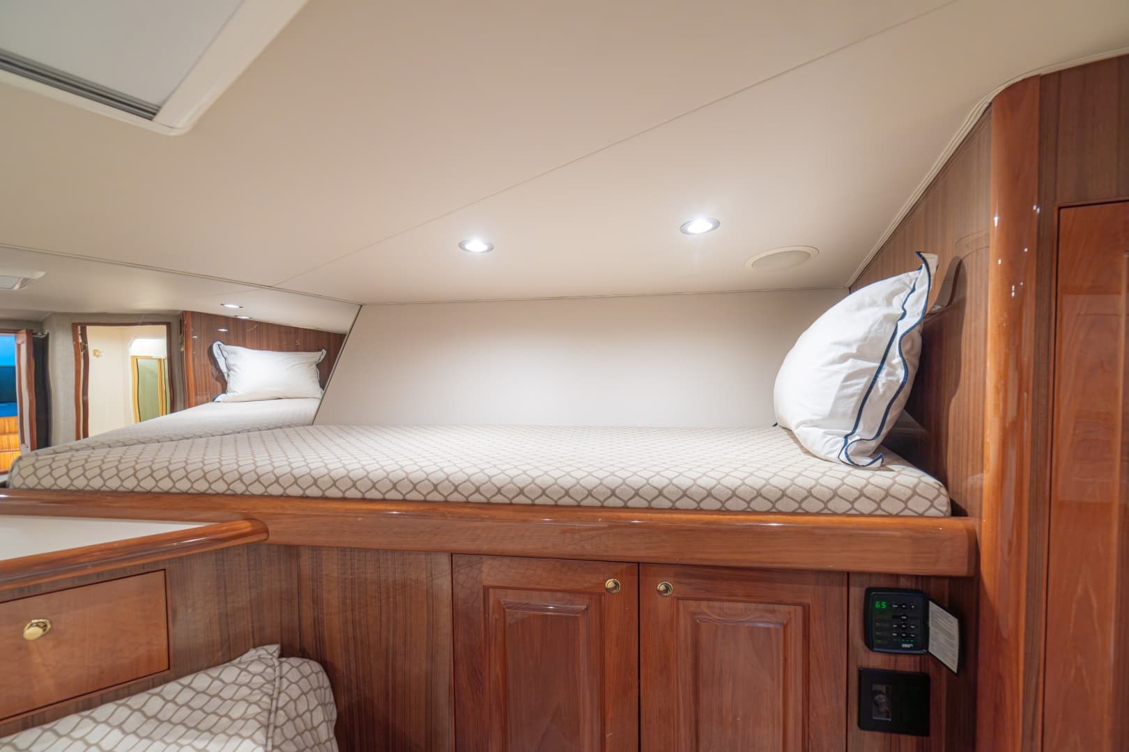 2005 Viking 61 Convertible VIP Stateroom