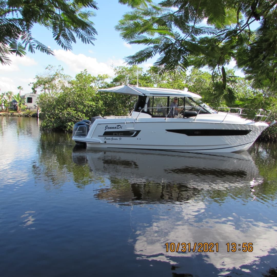 Jeanneau 895 starboard profile2