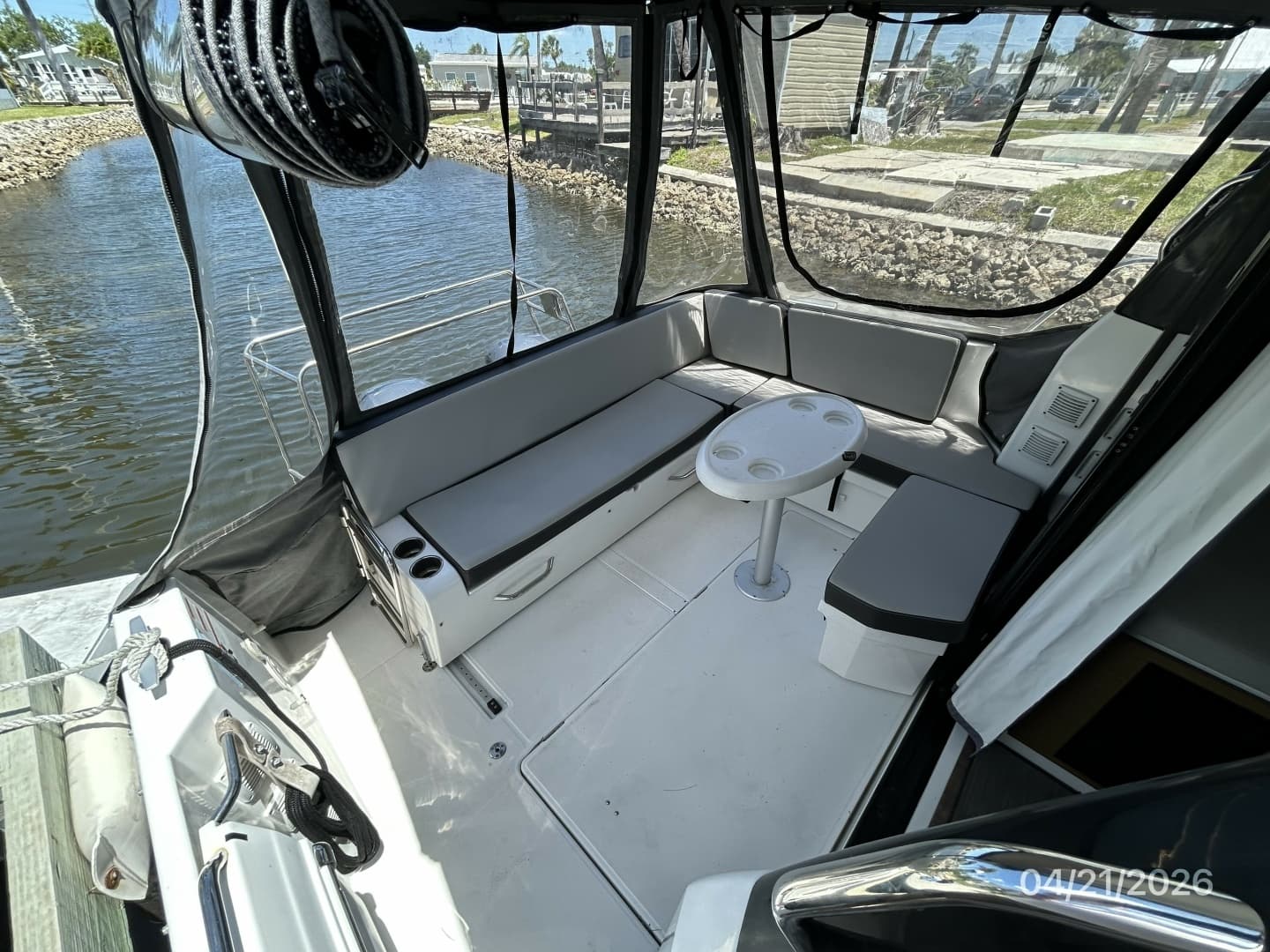 Jeanneau 895 cockpit