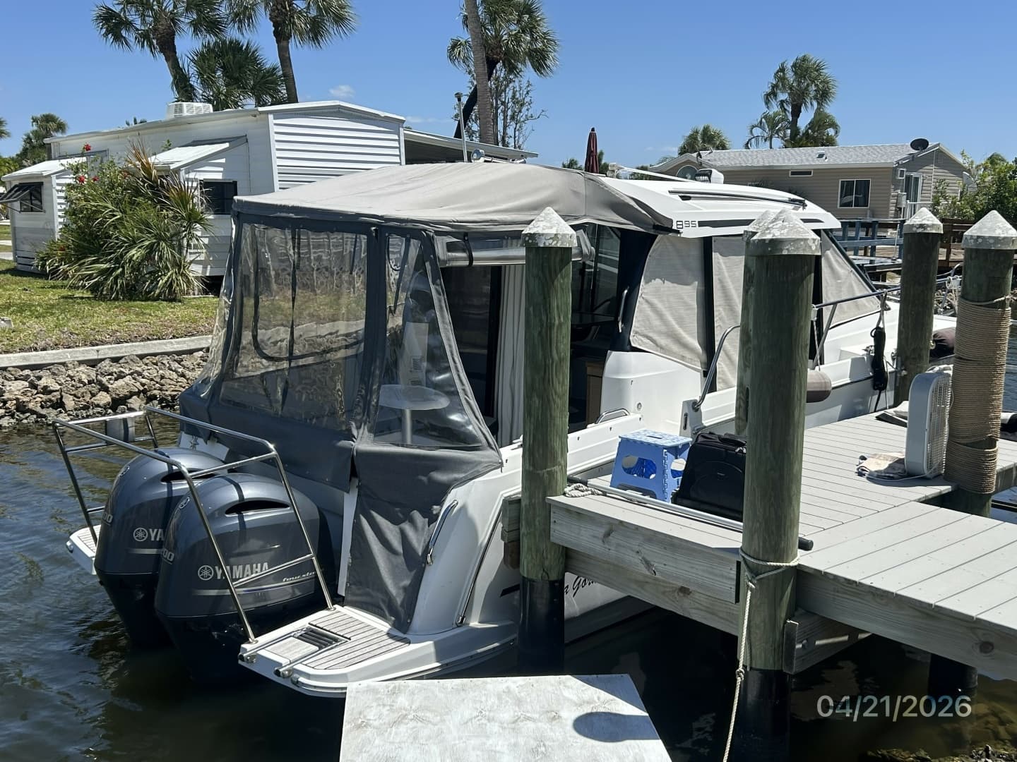 Jeanneau 895 starboard aft profile