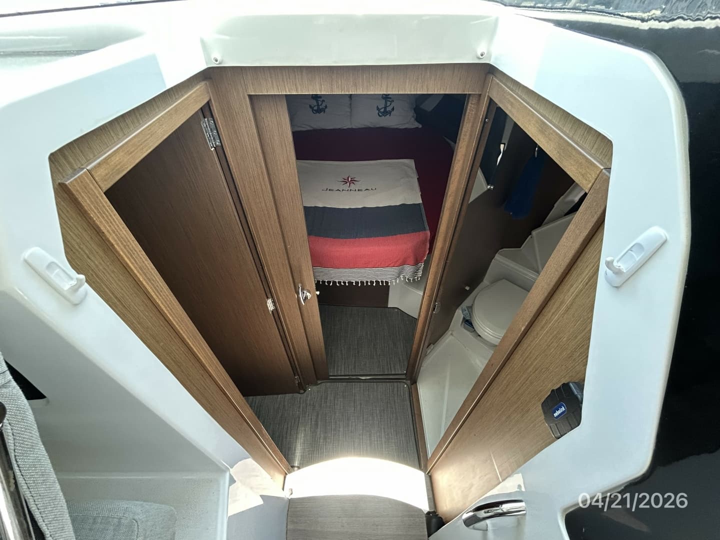 Jeanneau 895 companionway