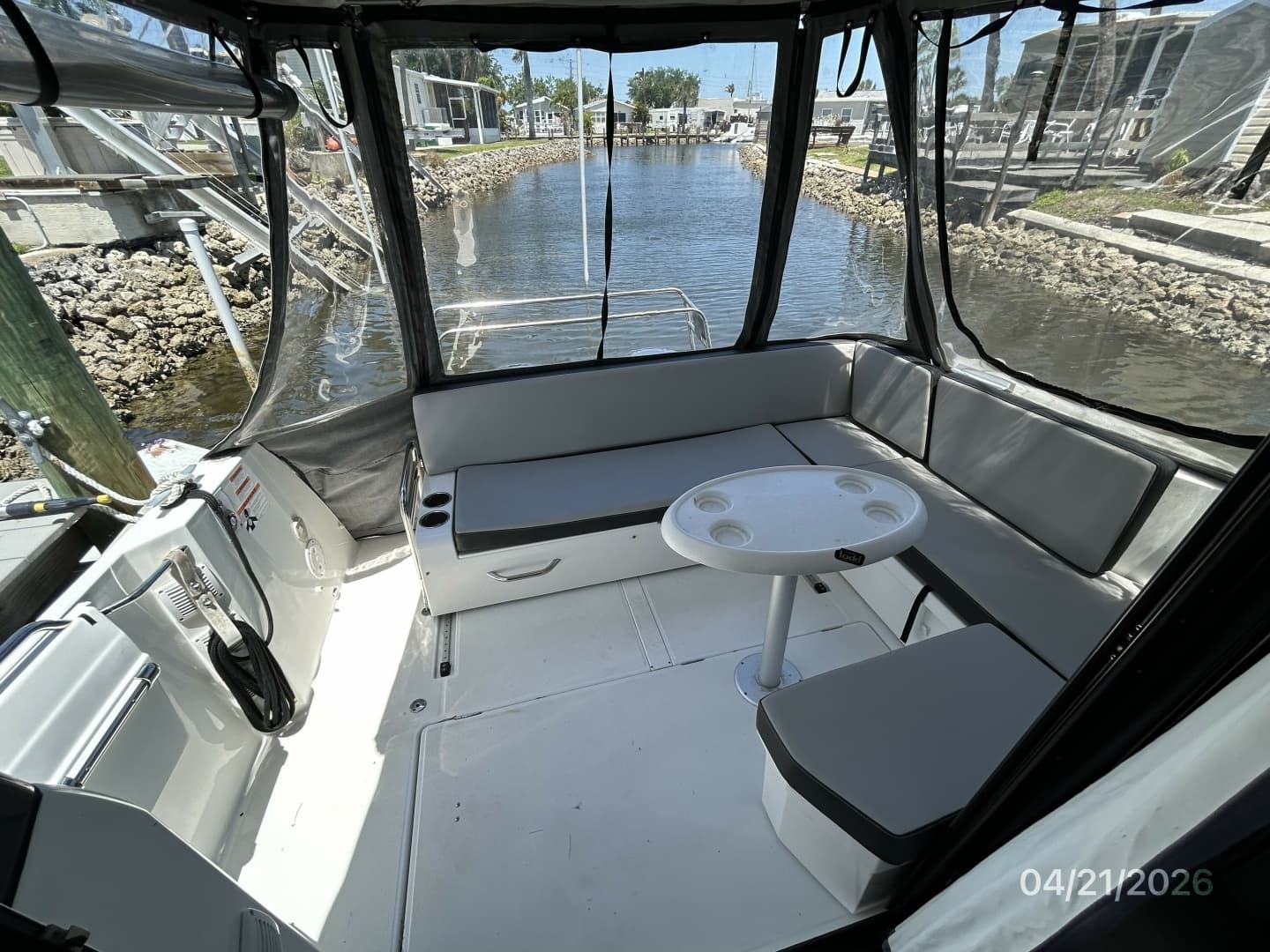 Jeanneau 895 cockpit aft