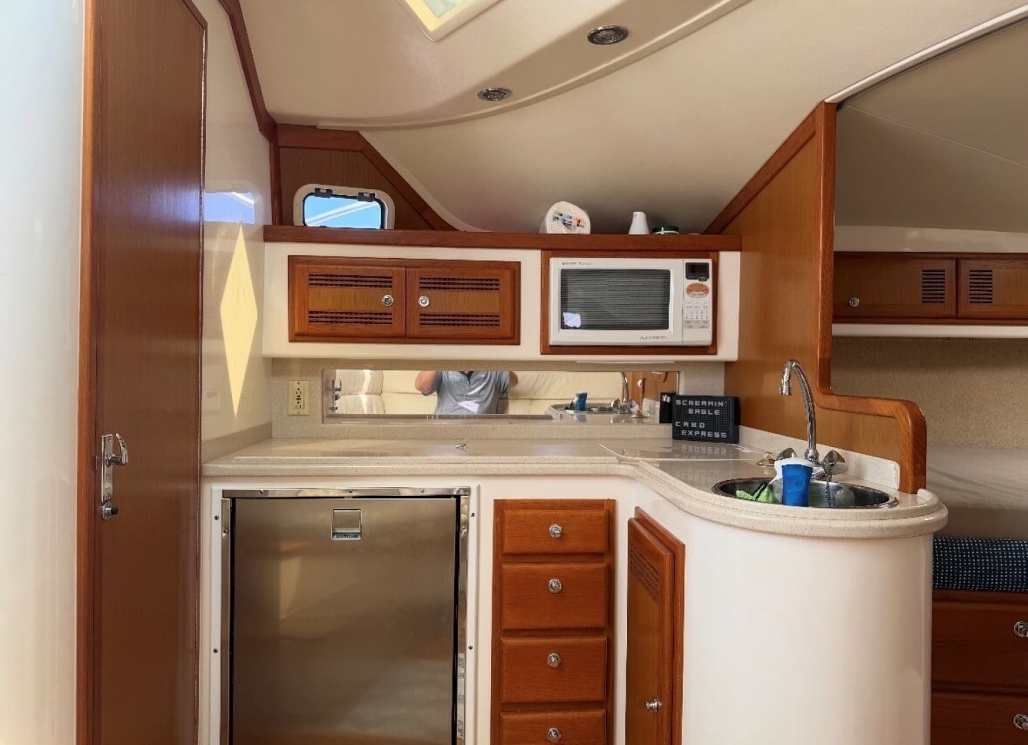 Cabo 35 SCREAMIN' EAGLE - Galley