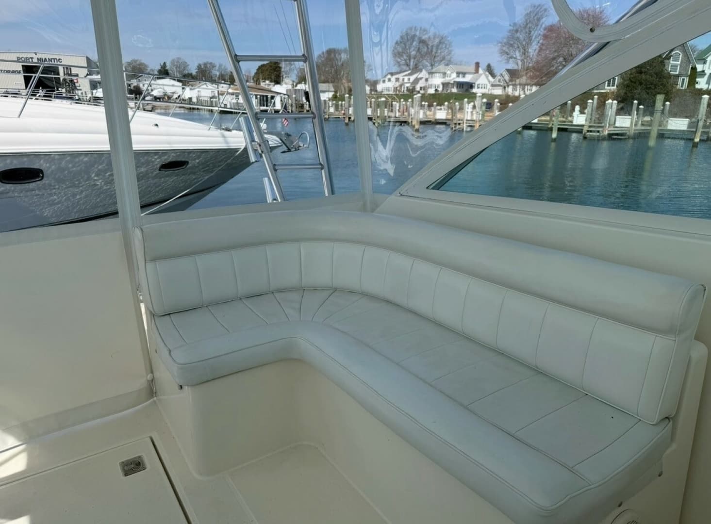 Cabo 35 SCREAMIN' EAGLE - Bridge Seating
