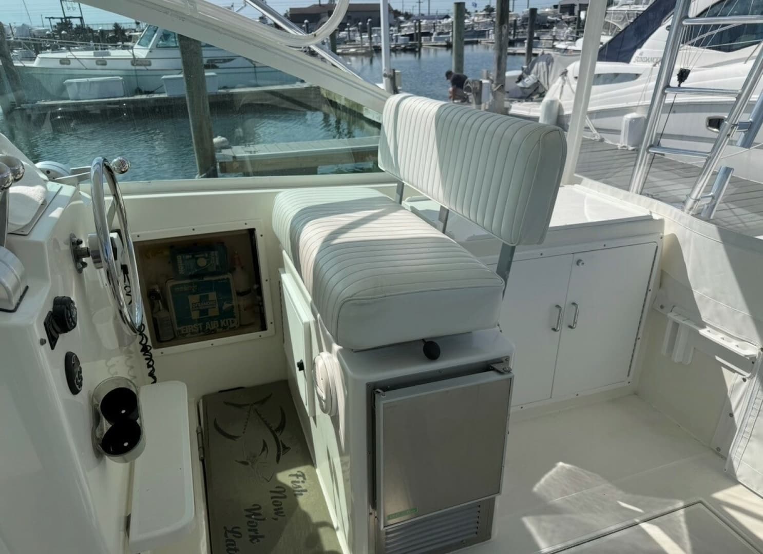 Cabo 35 SCREAMIN' EAGLE - Helm Chair