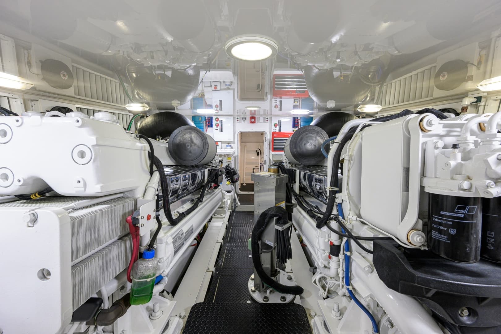 Viking 70 DESPERADO - Engine Room