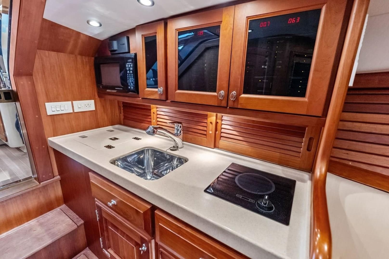 2008 Hinckley Talaria 38R