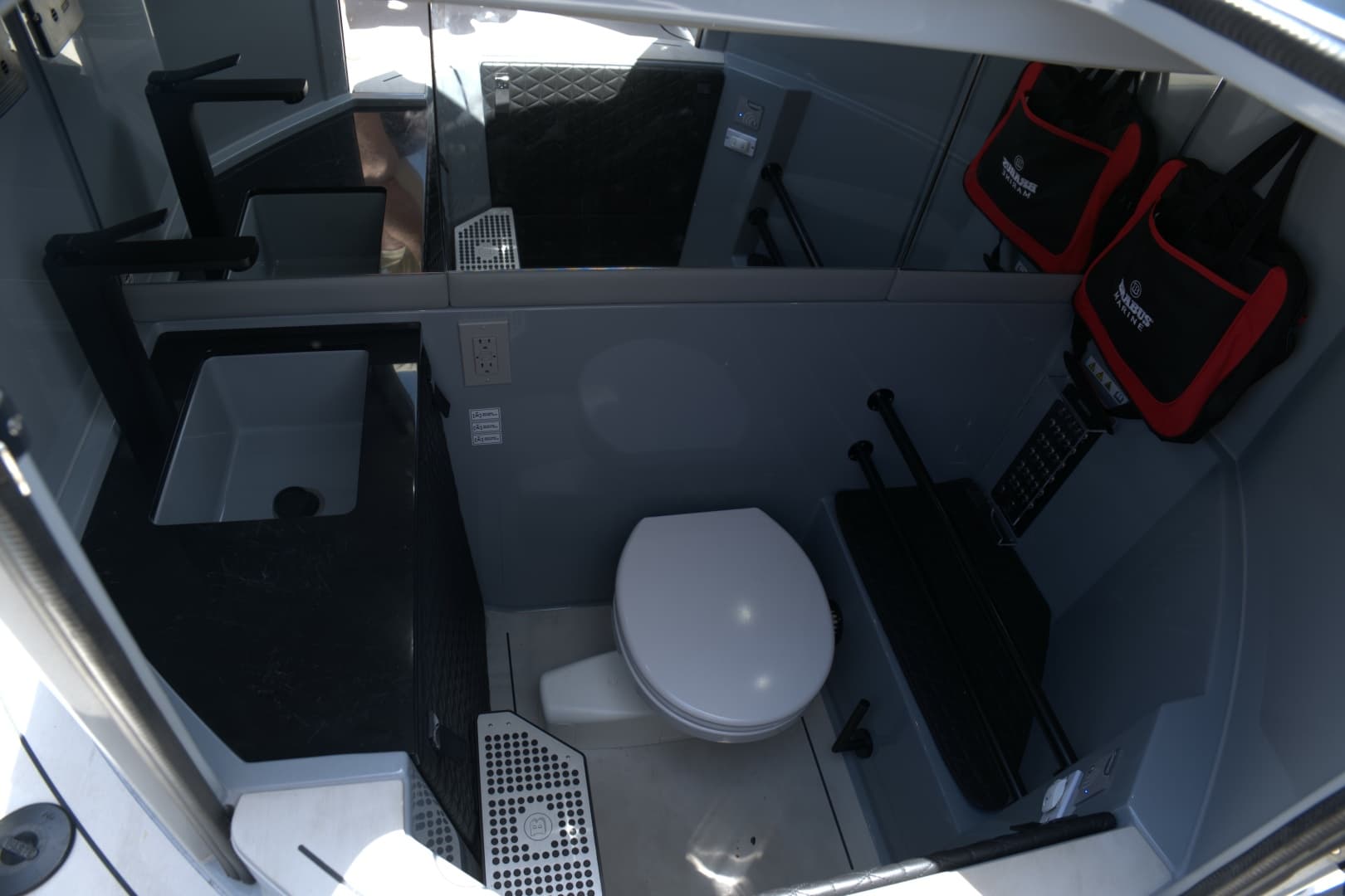 2023 Axopar 28 Brabus Shadow 500