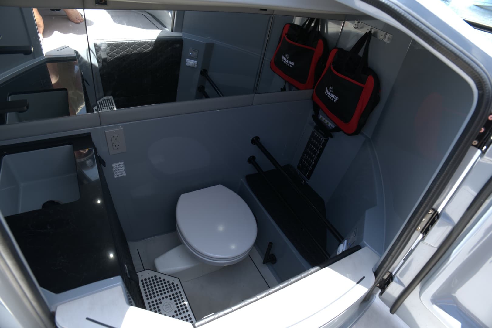 2023 Axopar 28 Brabus Shadow 500