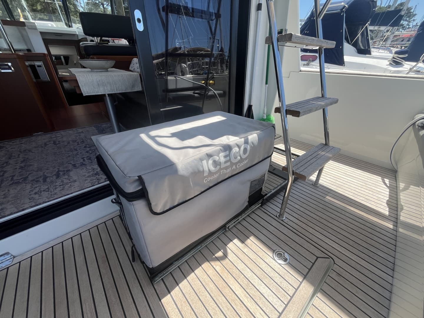 Cockpit Refrig2