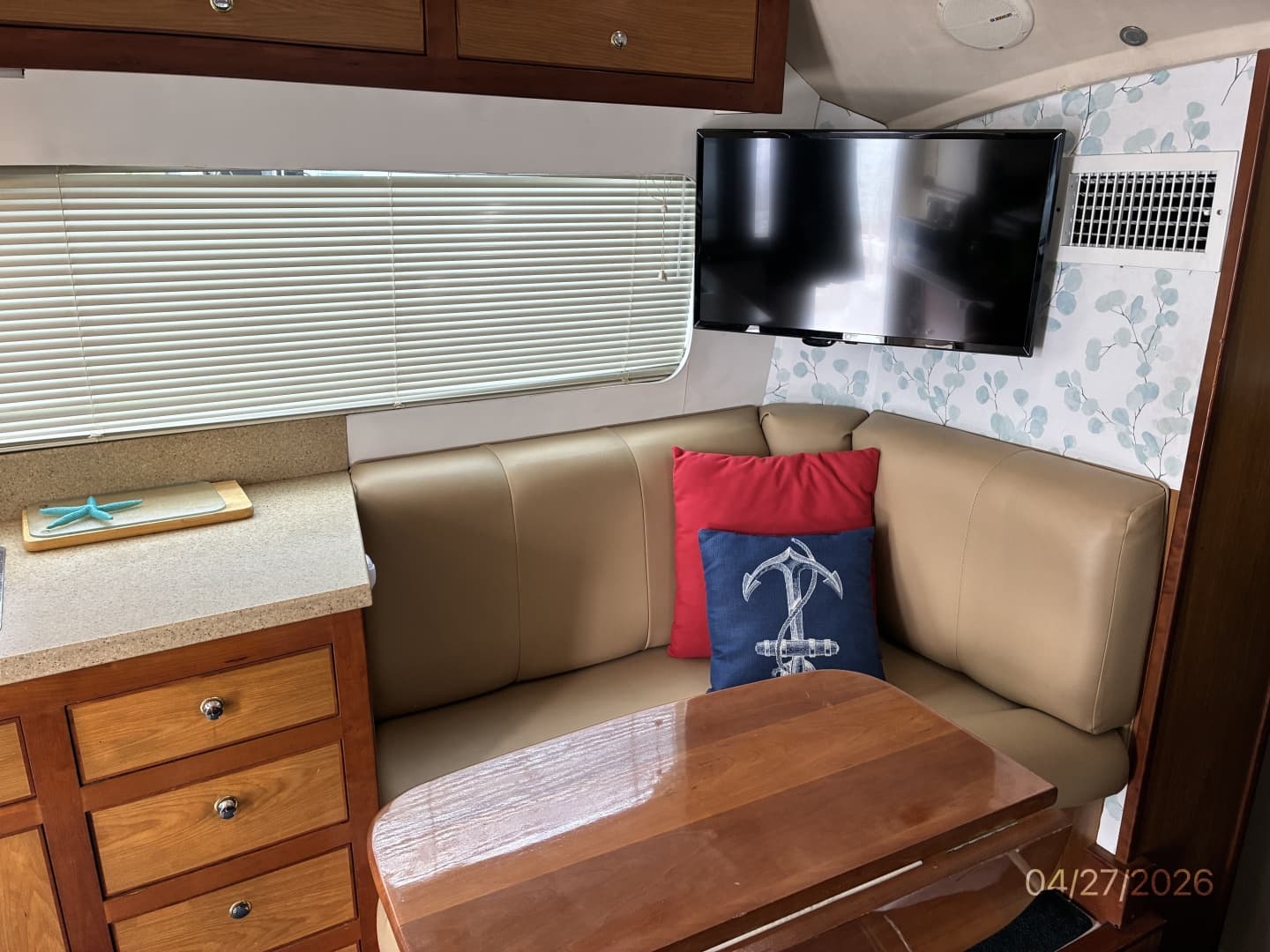 34' Luhrs Salon Port
