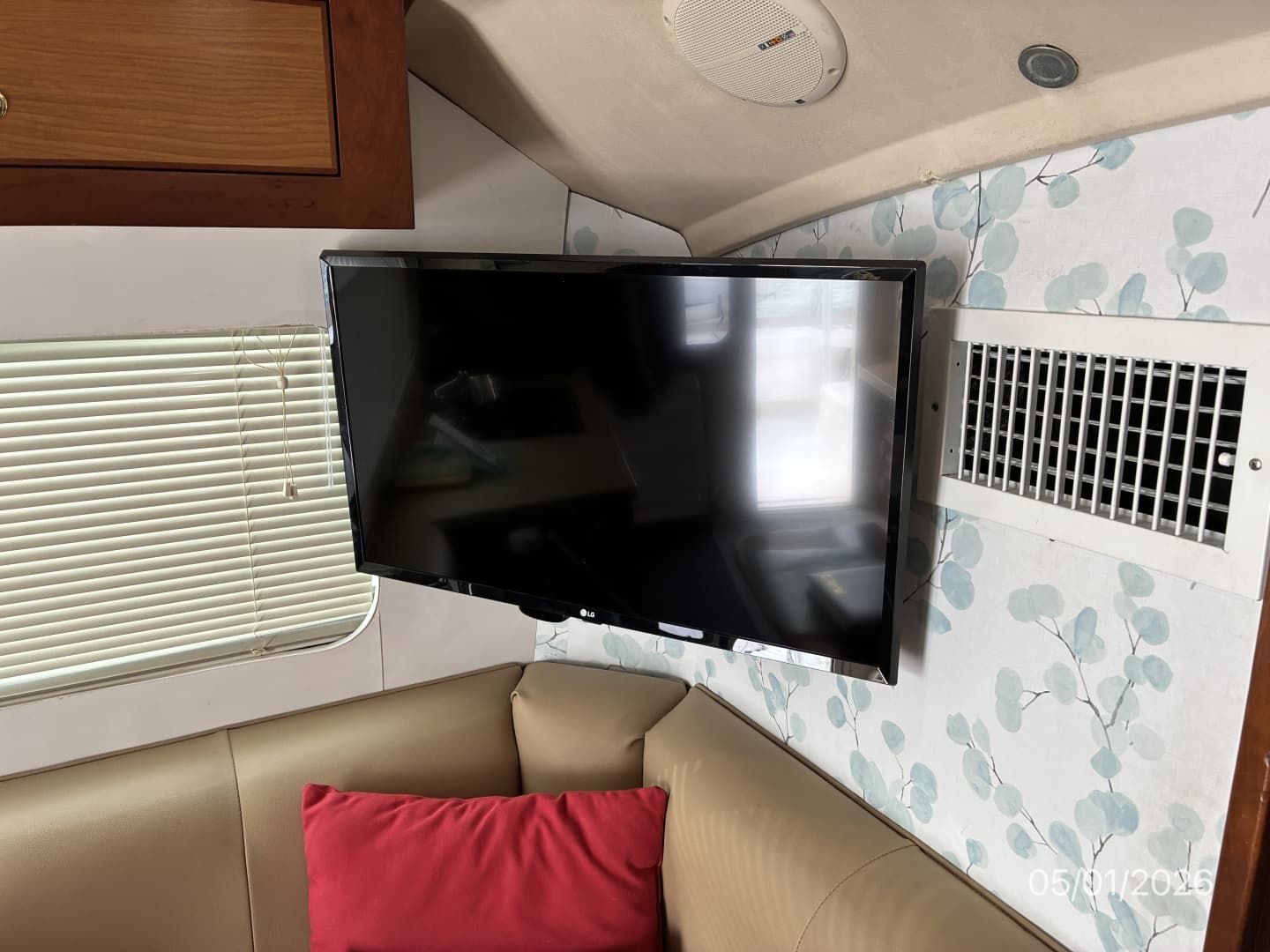 34' Luhrs Salon Port