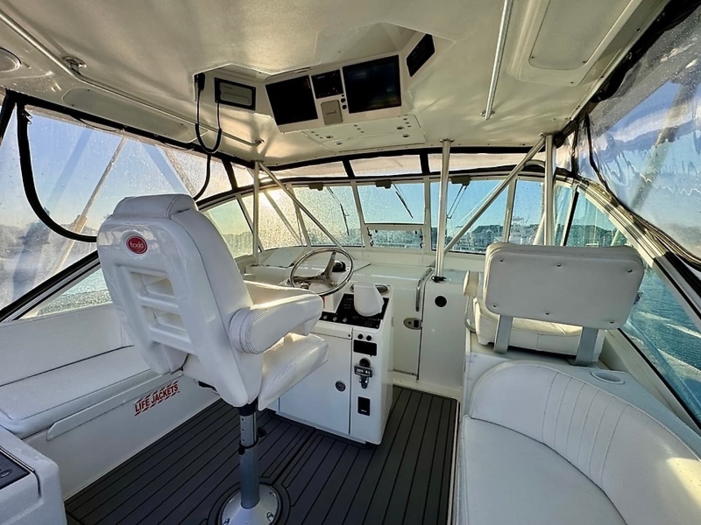 2005 Luhrs 32 Express