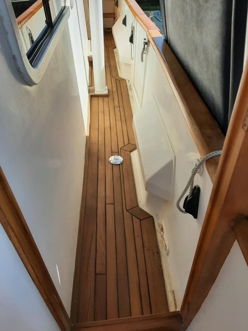 49' DeFever starboard side deck4