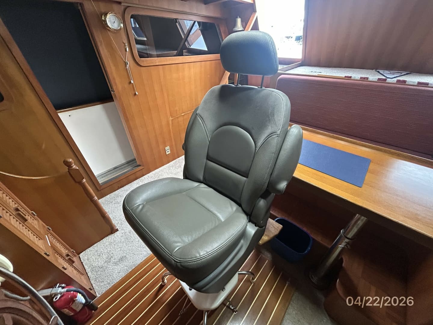 49' DeFever pilothouse helmseat
