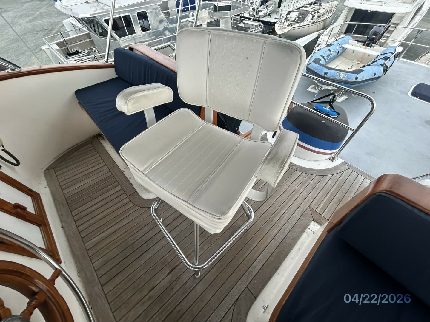 49' DeFever flybridge helmseat