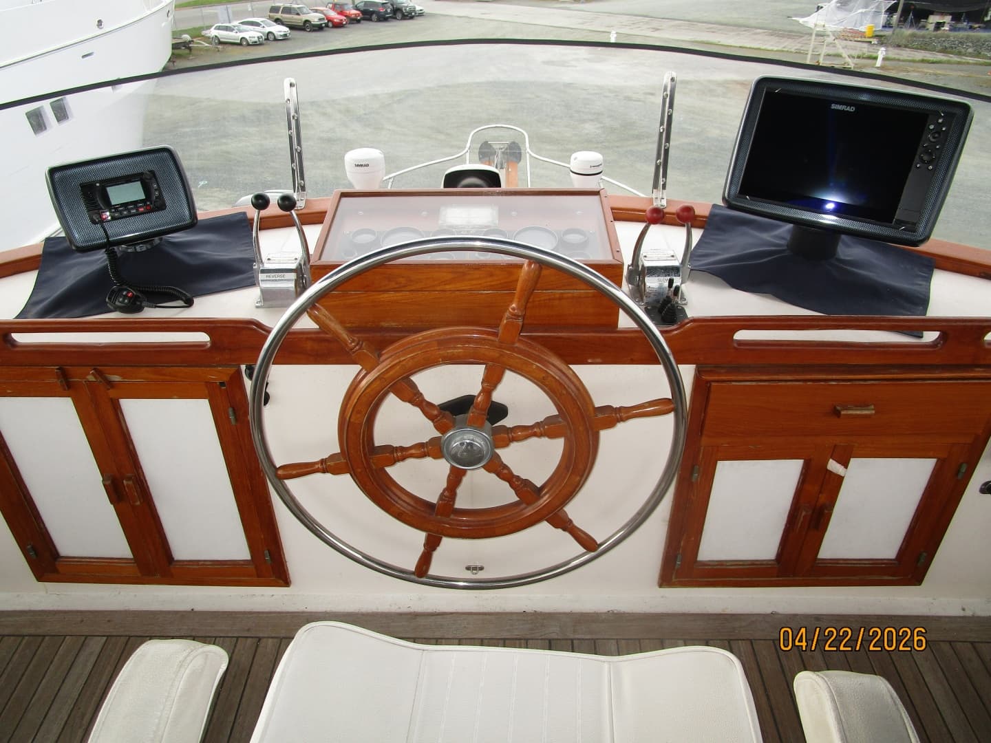 49' DeFever flybridge helm2