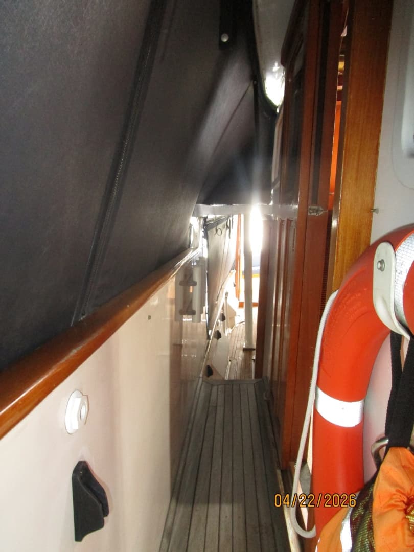 49' DeFever starboard side deck1