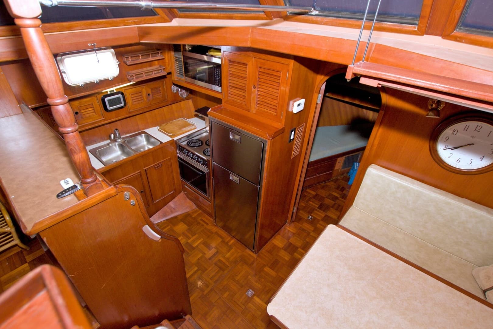 1984 Present Yachts 42 Sundeck
