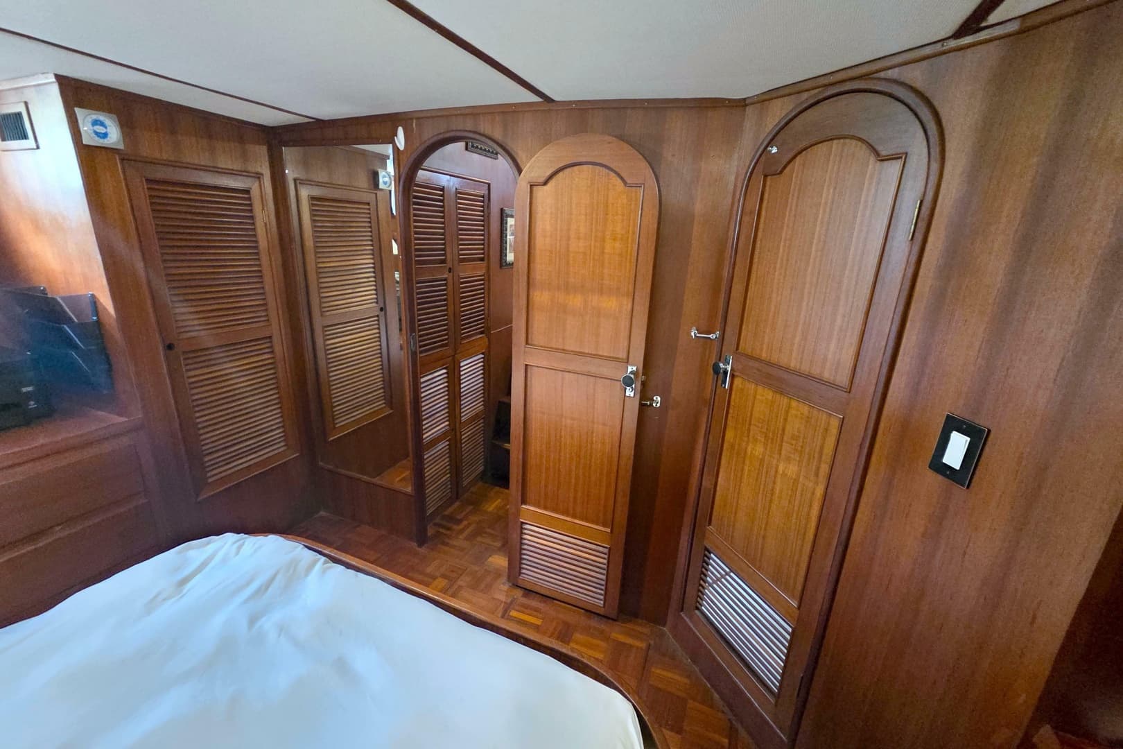 1984 Present Yachts 42 Sundeck