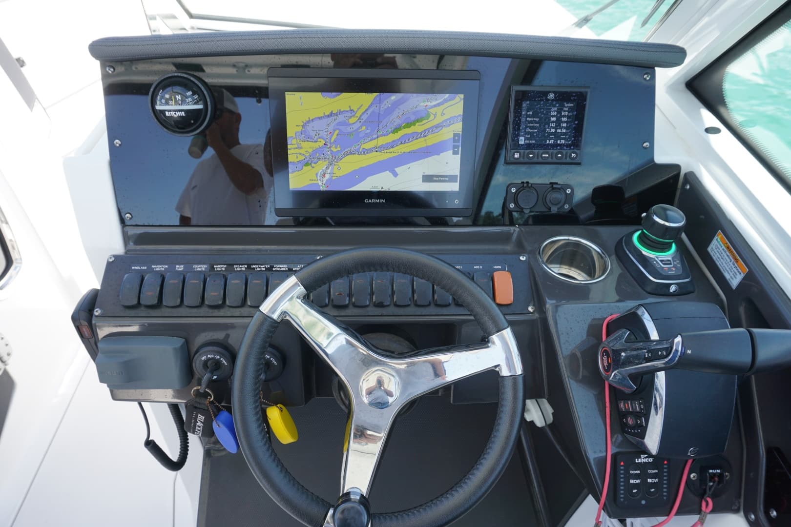 2023 27 Blackfin 272 DC Helm (1)