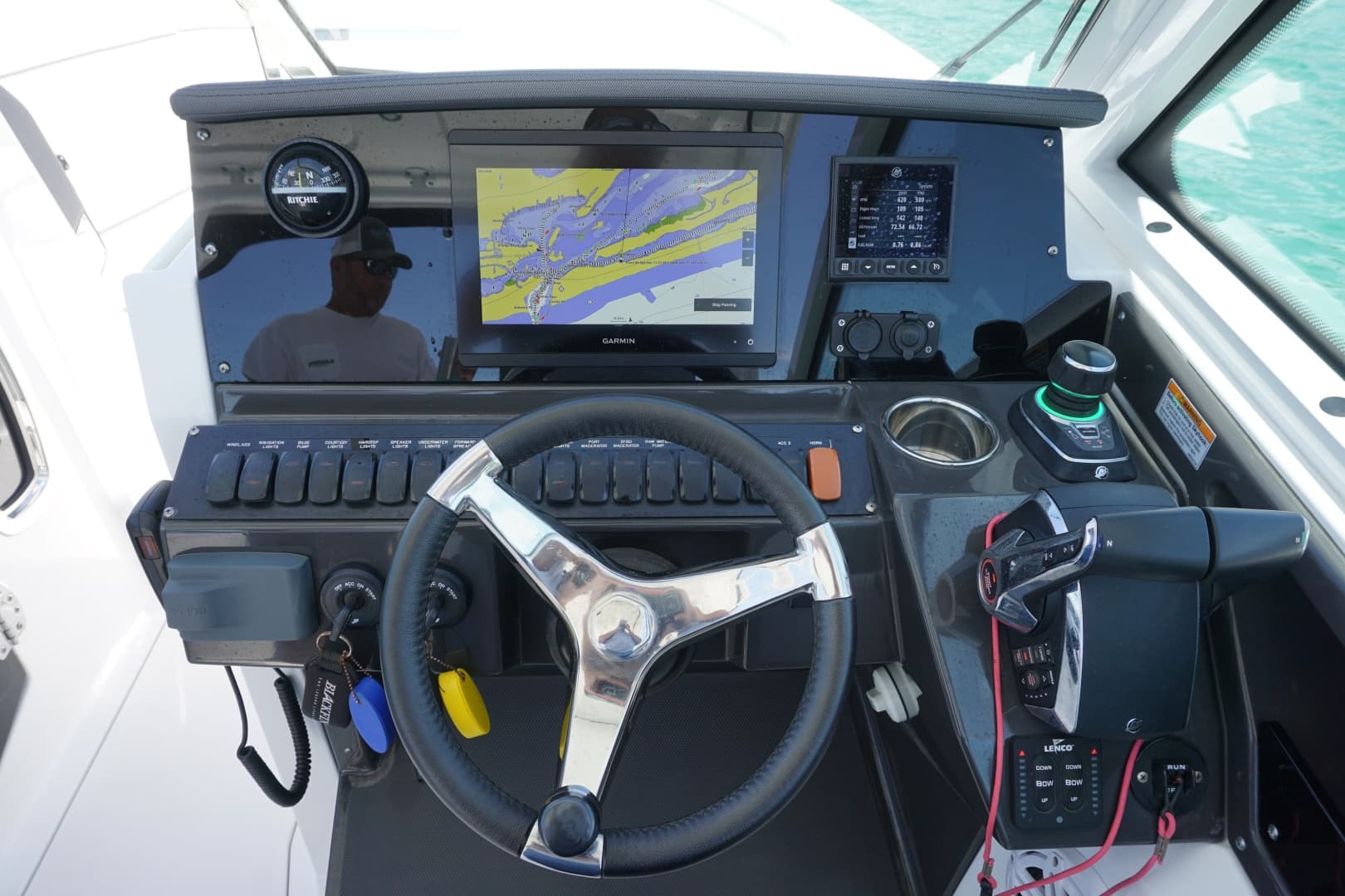 2023 27 Blackfin 272 DC Helm (2)