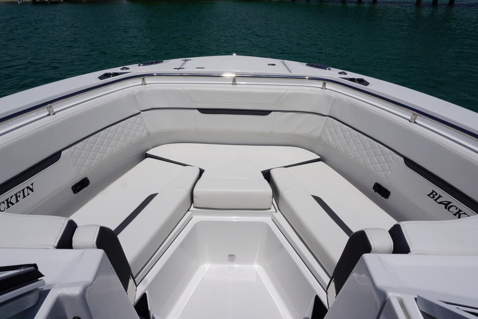 2023 27 Blackfin 272 DC Bow Seating (1)