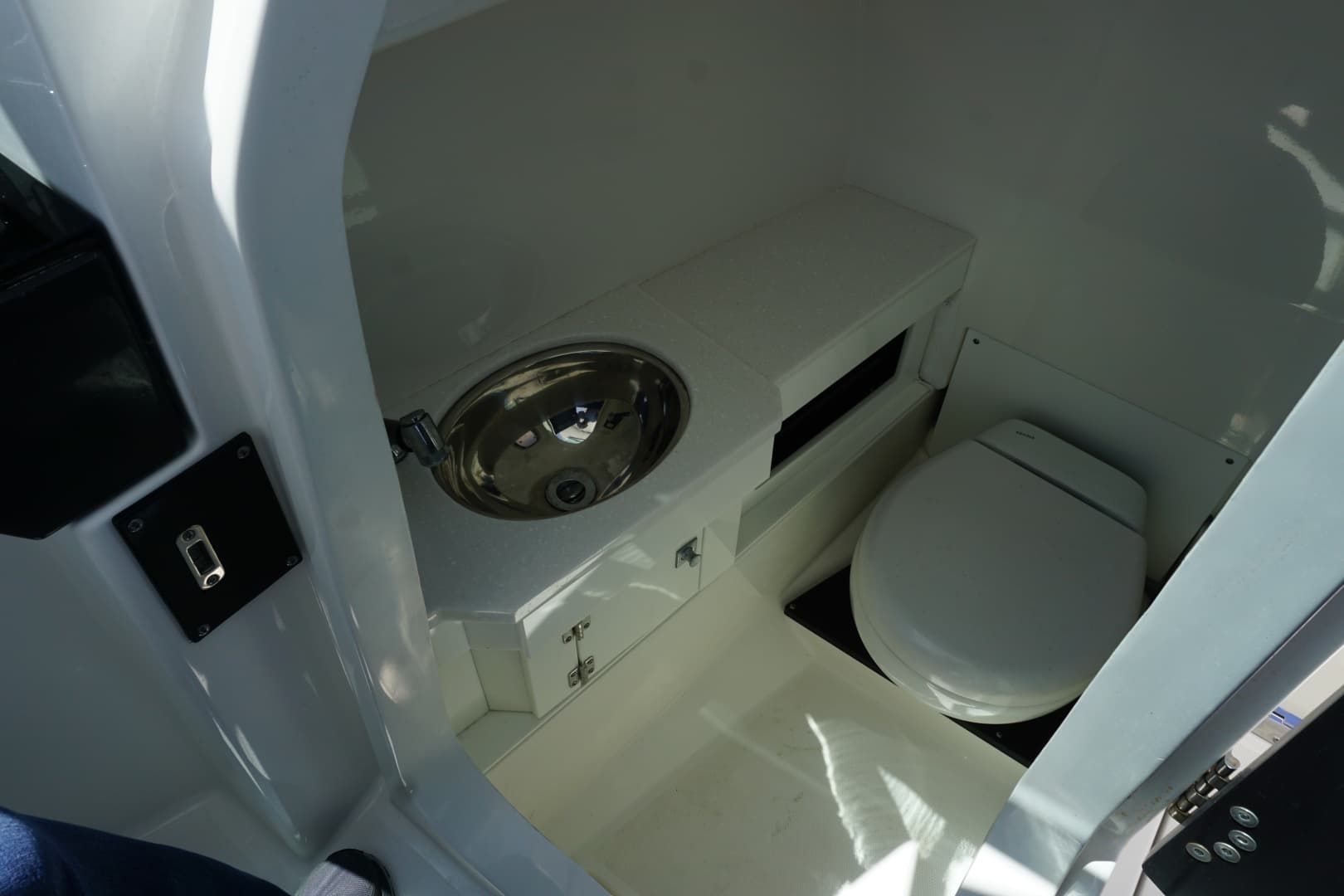 2023 27 Blackfin 272 DC Head Compartment (1)