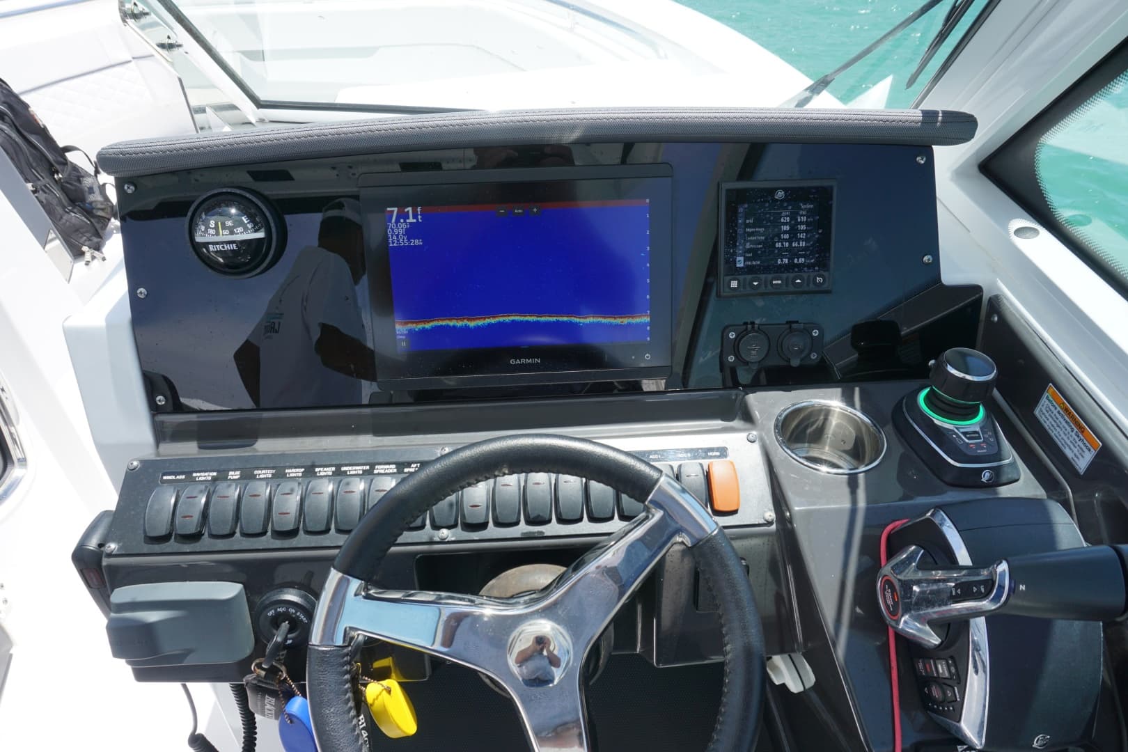 2023 27 Blackfin 272 DC Helm (9)