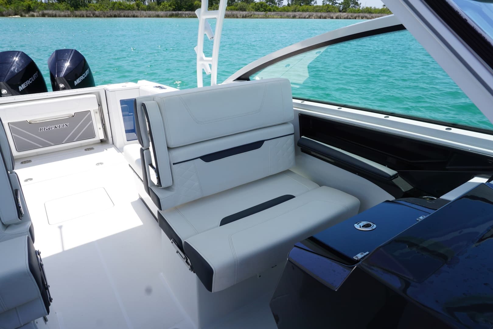 2023 27 Blackfin 272 DC Port Seating (4)