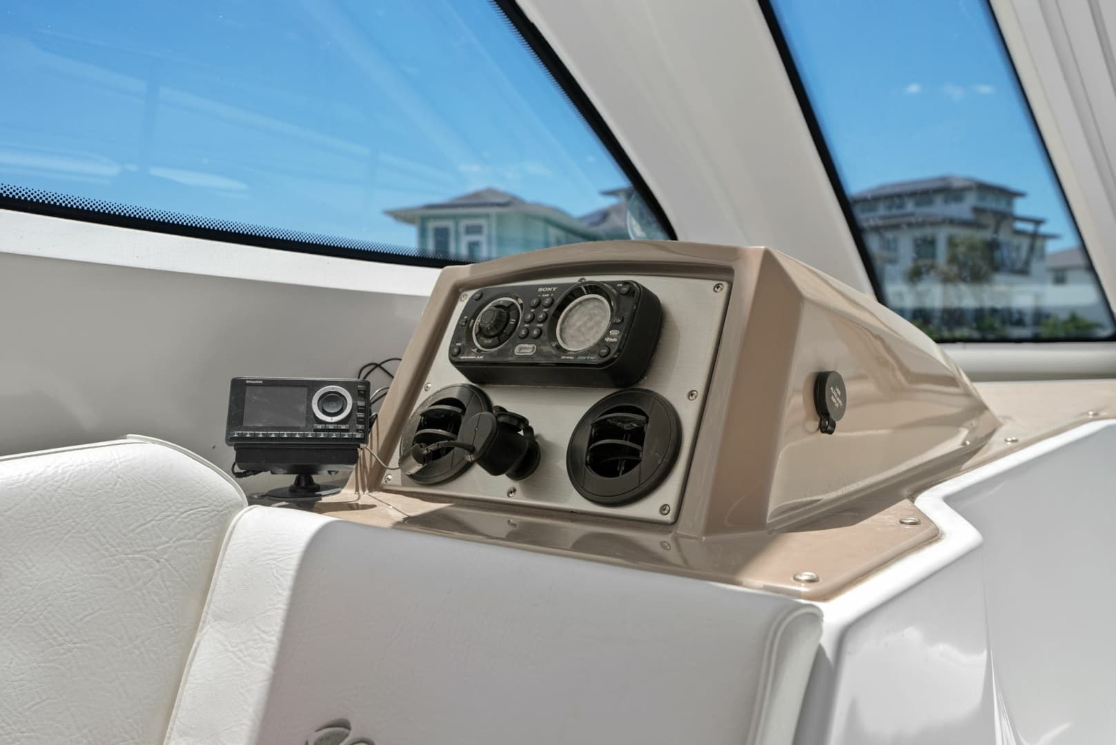 2012 Cruisers Yachts 540 Coupe
