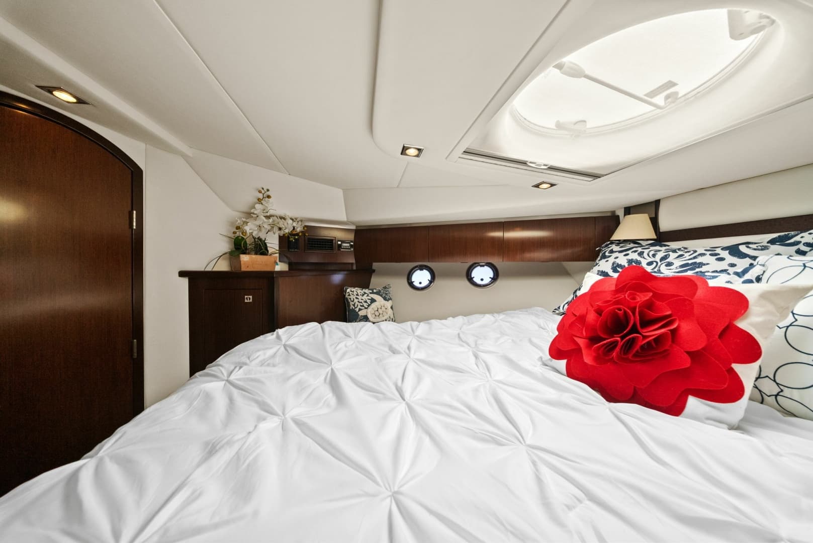 2012 Cruisers Yachts 540 Coupe