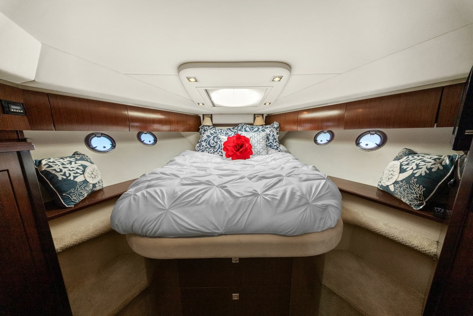 2012 Cruiser Yachts 54 Cantius - Stateroom 
