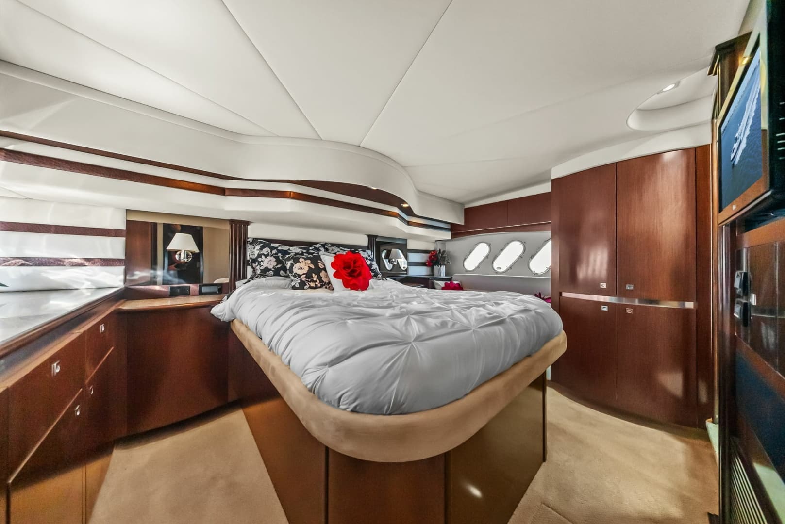 2012 Cruisers Yachts 540 Coupe