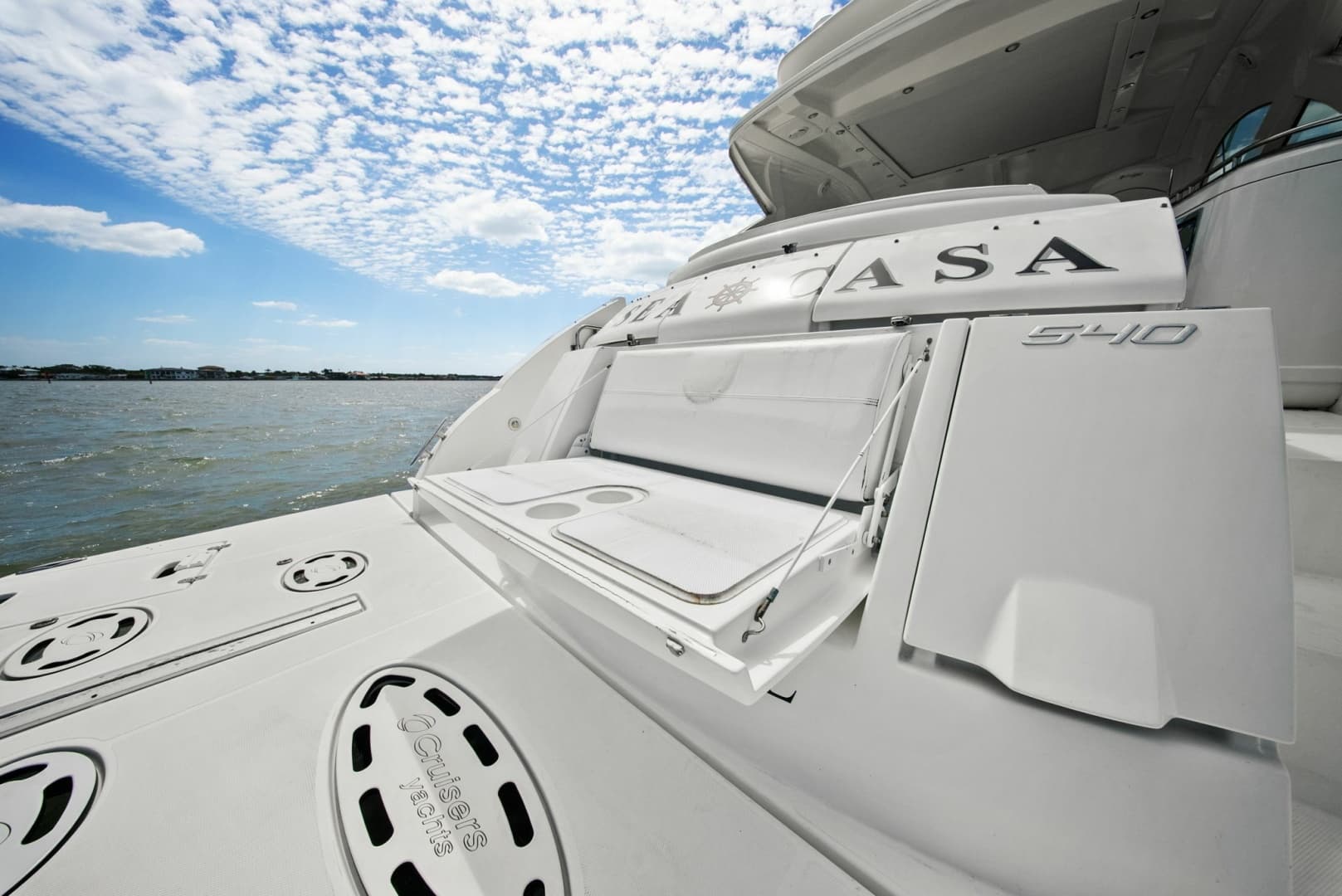2012 Cruisers Yachts 540 Coupe