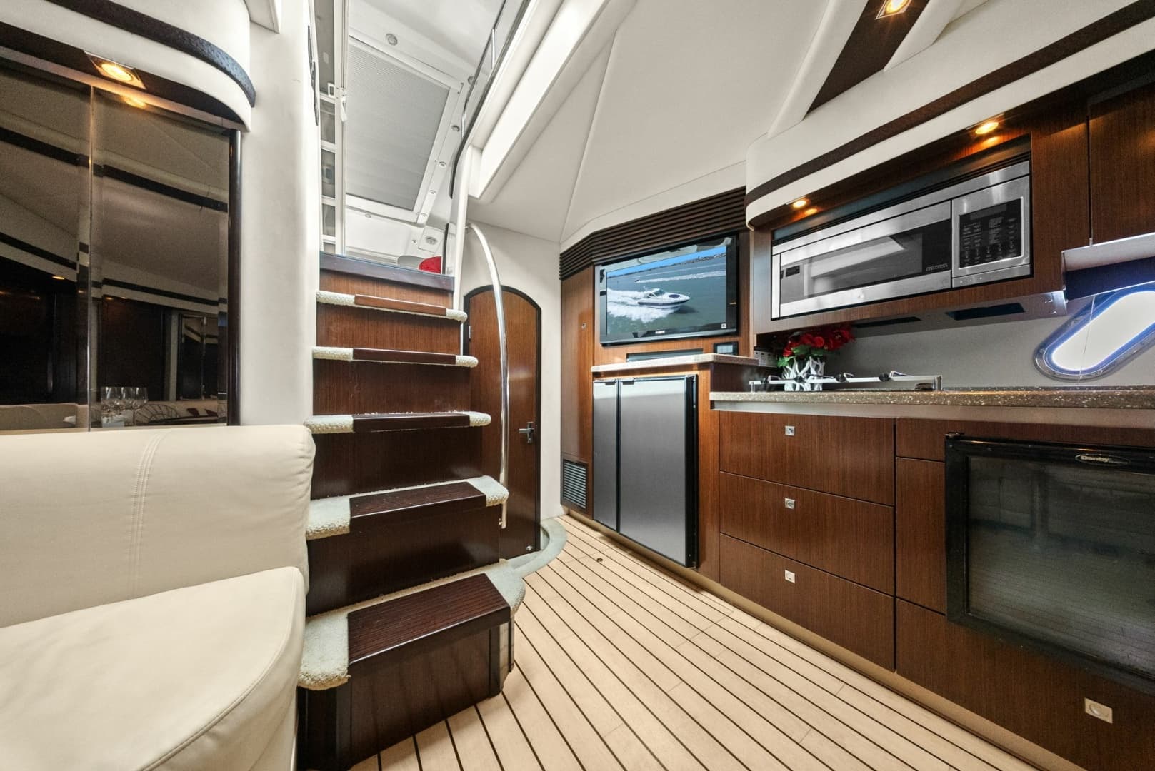 2012 Cruisers Yachts 540 Coupe