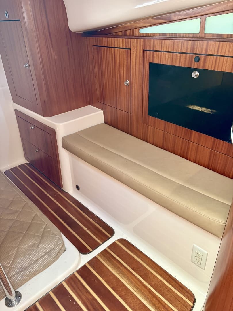 Pursuit 38 SALTY SUSEA - Interior