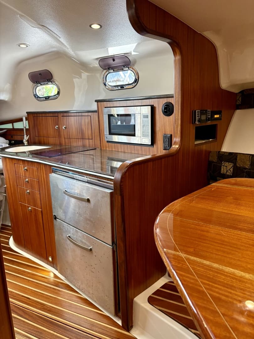 Pursuit 38 SALTY SUSEA - Interior