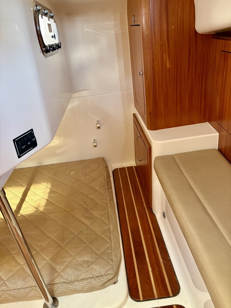 Pursuit 38 SALTY SUSEA - Interior