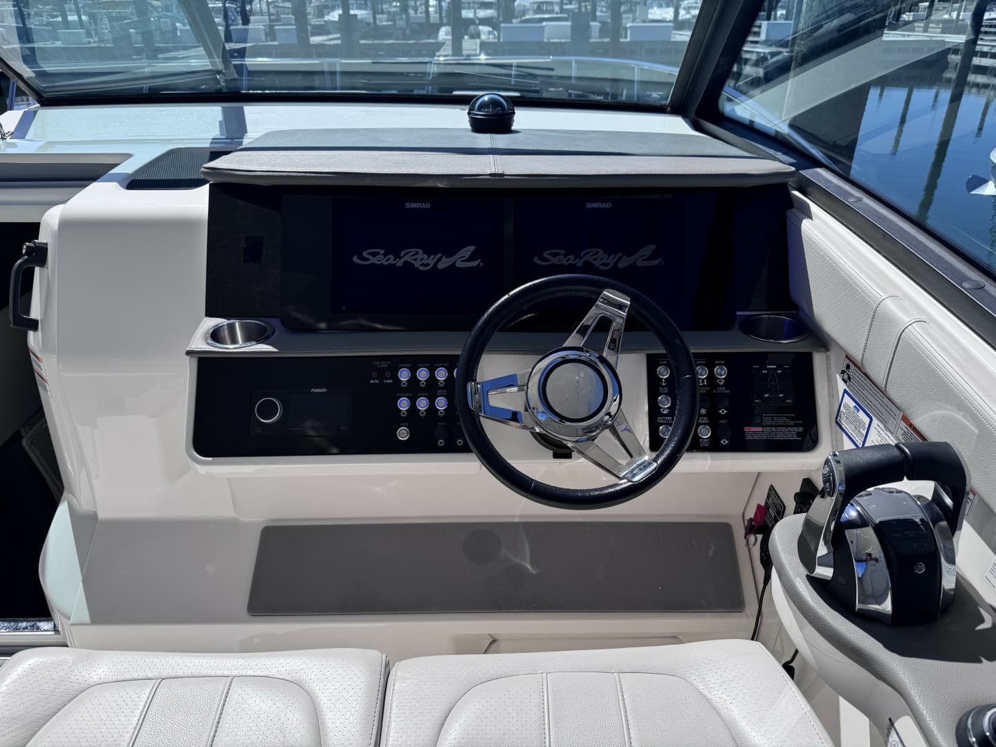 2021 Sea Ray 320 Sundancer