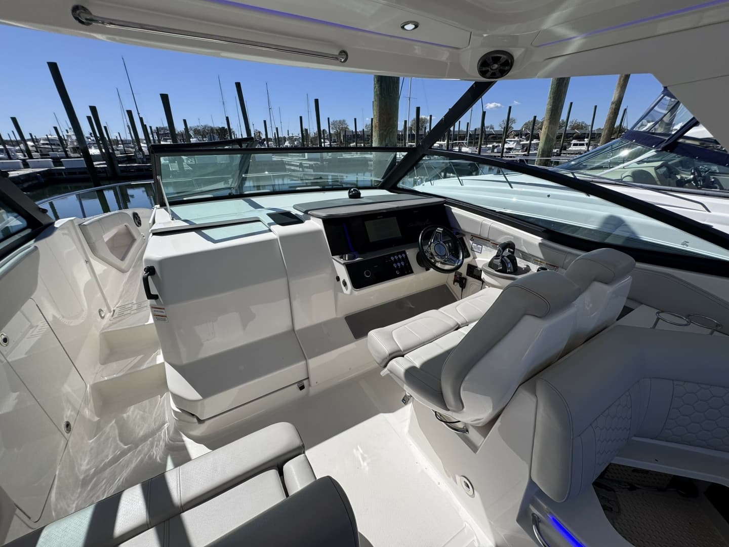 2021 Sea Ray 320 Sundancer