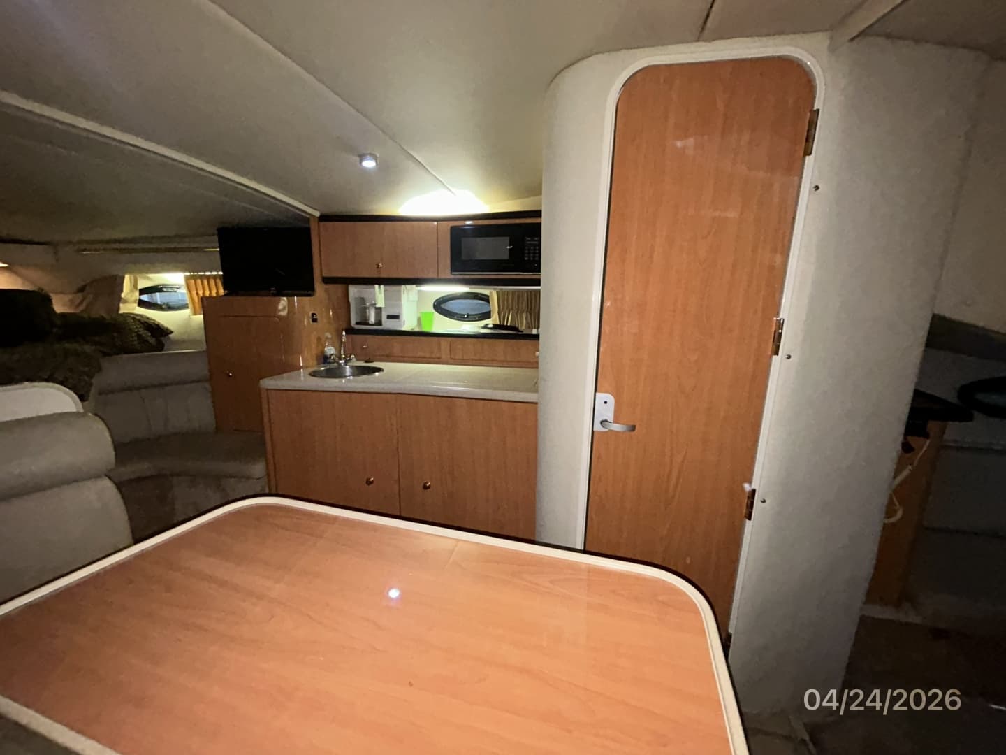 32' Regal salon starboard