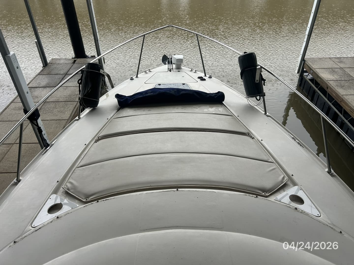 32' Regal foredeck2
