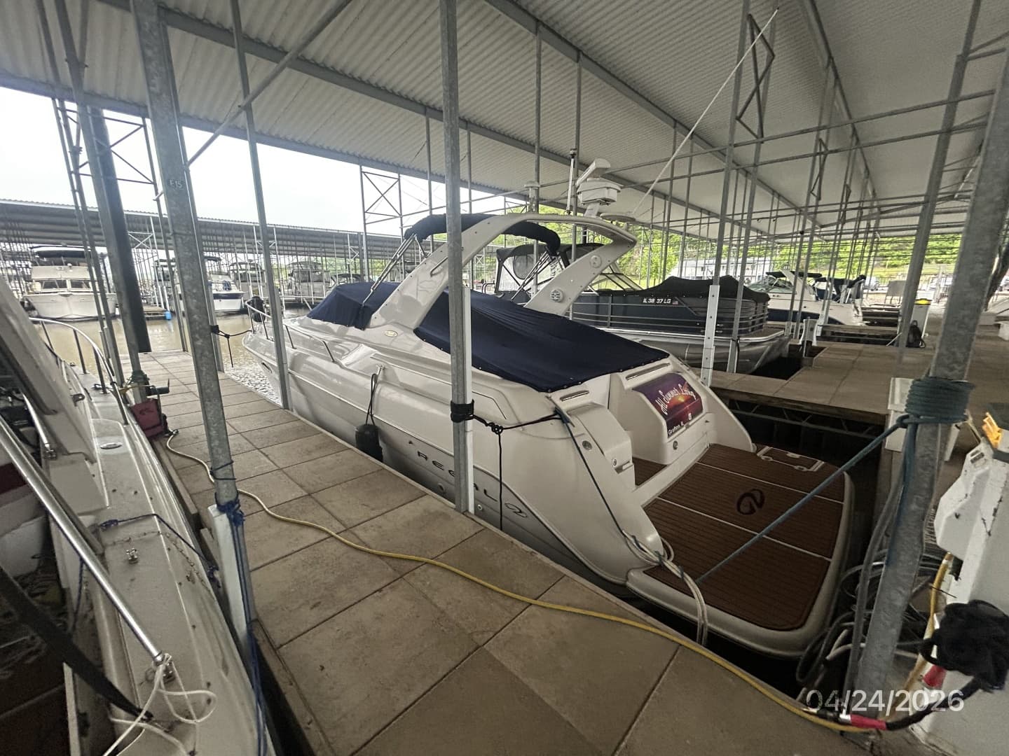 32' Regal port aft profile